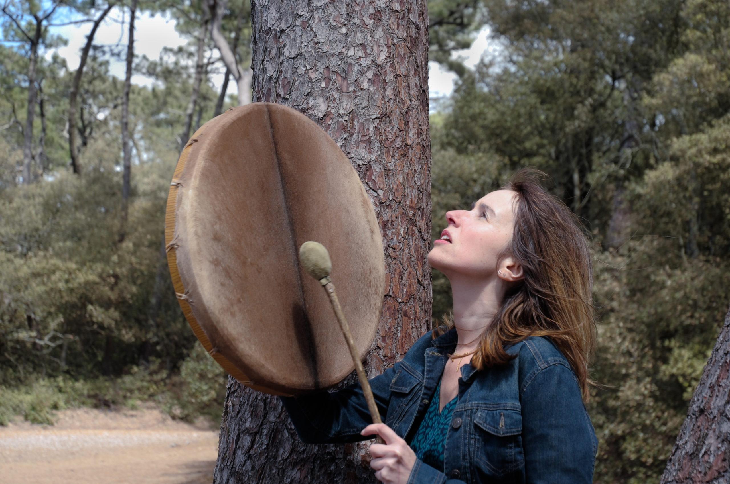 séance photo Sabrina jouant au tambour